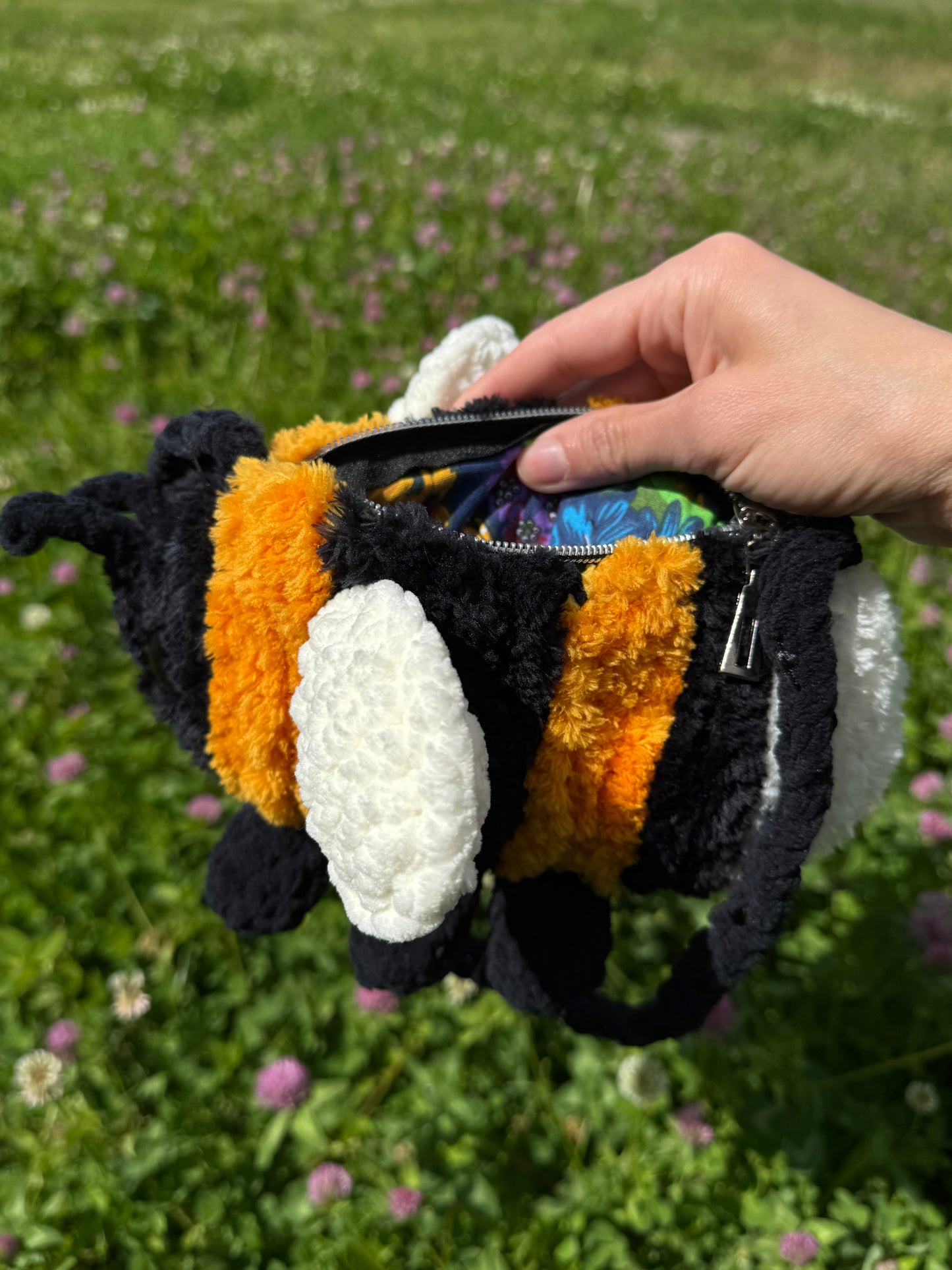 Bumblebee bag crochet pattern. Amigurumi fluffy bumblebee bag tutorial. English PDF