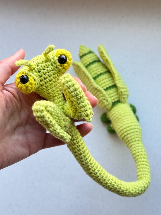 Knot-Neck Praying Mantis Crochet Pattern, Amigurumi Mantis