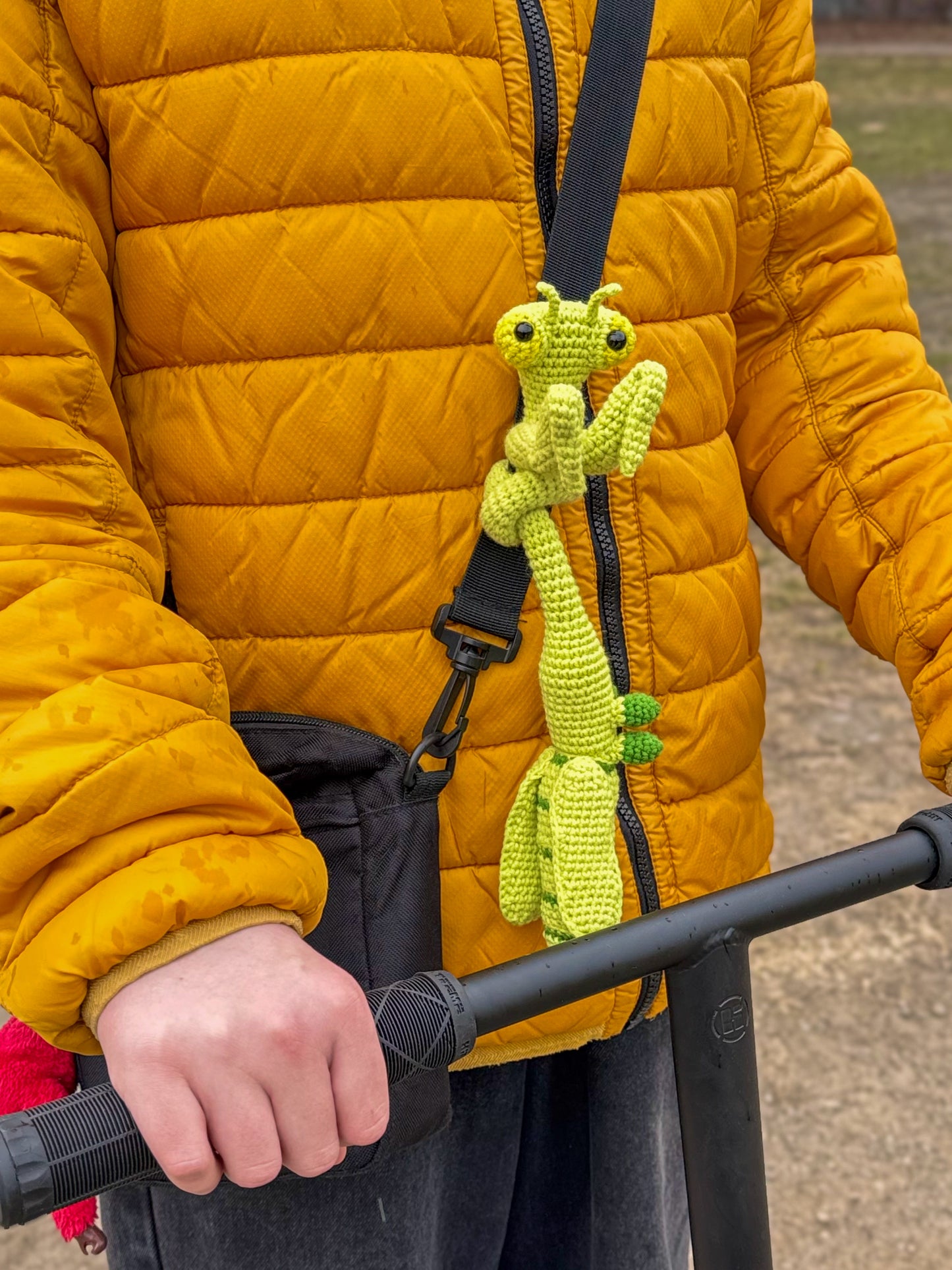 Knot-Neck Praying Mantis Crochet Pattern, Amigurumi Mantis